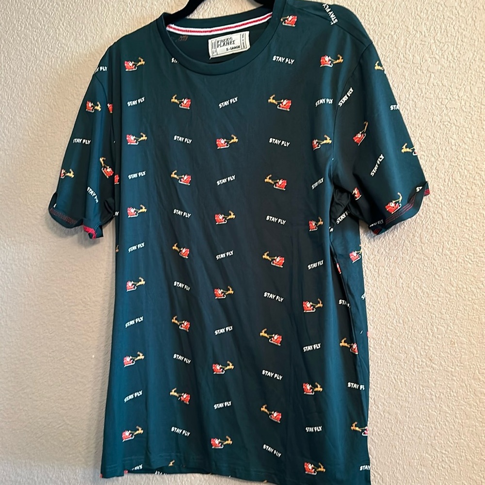 “Stay Fly” Free Planet size XL - NWOT holiday tee shirt green sleigh Santa